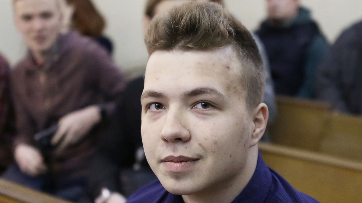 Běloruský novinář zadržený po vynuceném přistání v Minsku je v domácím vězení